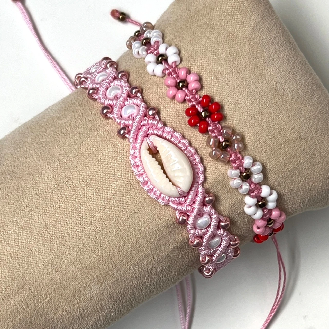 Macramé armbanden roze-rood-wit